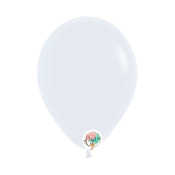 100-pack white latex balloons by 7Circles in 5, 9, and 11 inches, perfect for elegant party decor. Globos blancos para eventos.