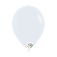 White latex balloons by 7Circles, available in various sizes for party decorations and events Globos Blanco